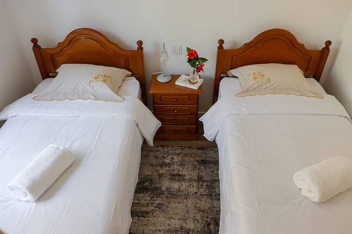 A peaceful, relaxing place with privileged view of the sea. in Pináculo, Tabua