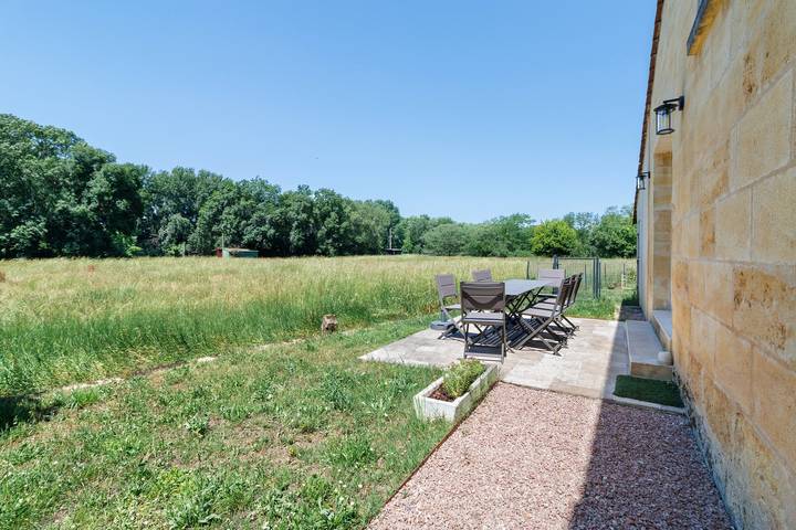 Habitación de huéspedes en Saint-Emilion con terraza y jardín compartidos, Wi-Fi in Saint-Denis-de-Pile, Región de Libourne