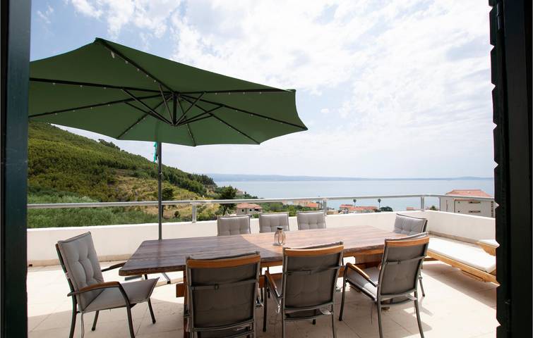 Charmantes Apartment mit 1 Schlafzimmer, WLAN, Klimaanlage und Terrasse, 400 m vom Strand entfernt in Podstrana, Split-Dalmatien