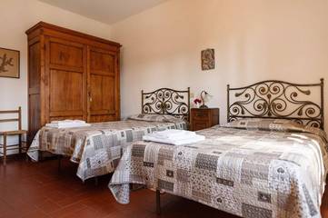 Villa for 10 Guests in Siena, Siena Province, Picture 4