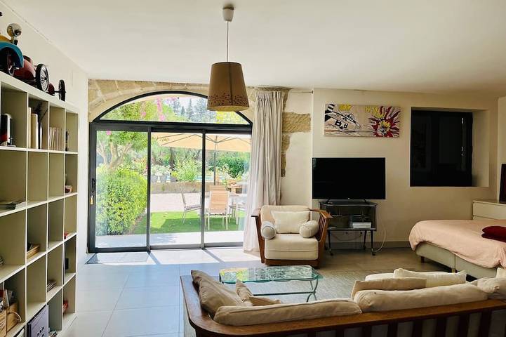 Gîte pour 3 personnes, avec jardin et piscine