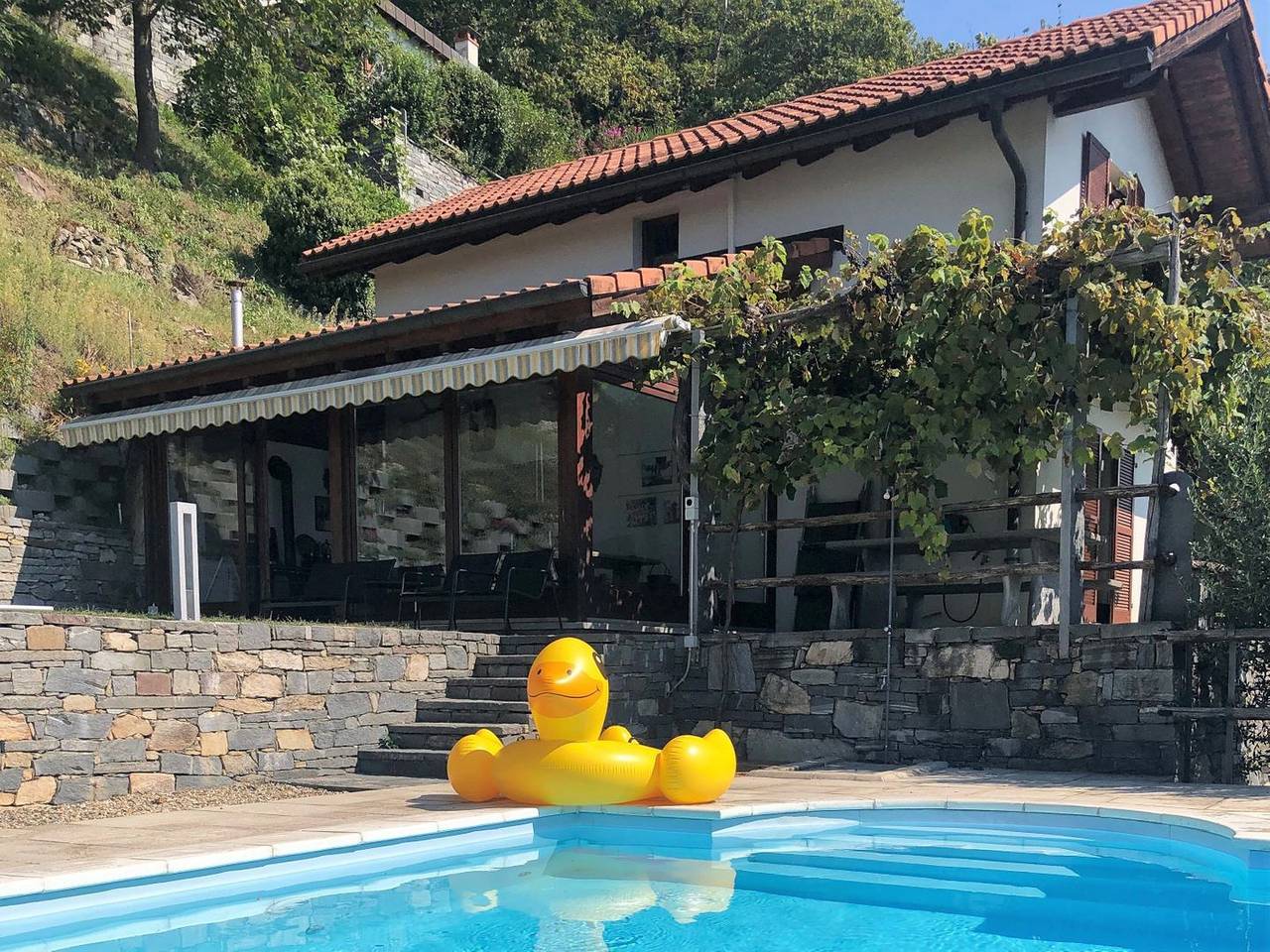 Holiday paradise for the whole family with a beautiful view and a private outdoor pool in Medoscio, Cugnasco-Gerra