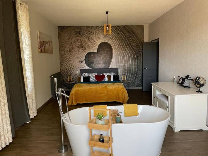 Location de vacances pour 6 personnes, avec Terrasse et Jacuzzi ainsi que Jardin et Sauna à Dompierre-les-Ormes