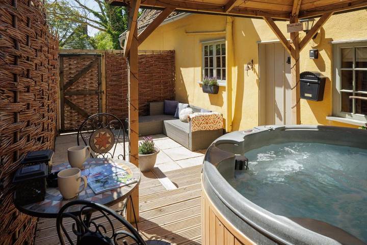Cottage for 4 people, with Hot tub and Terrace as well as Garden in Suffolk