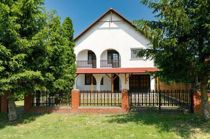 Ferienhaus für 12 Personen, mit Balkon und Sauna sowie Whirlpool und Pool in Balatonfenyves
