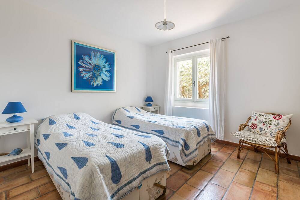 Mountainside 5 bed villa with 6m by 12m swimming pool in the Luberon Valley. in Mérindol, Parque natural regional del Luberon