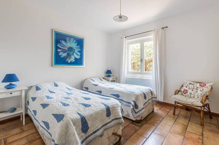 Mountainside 5 bed villa with 6m by 12m swimming pool in the Luberon Valley. in Mérindol, Parque natural regional del Luberon
