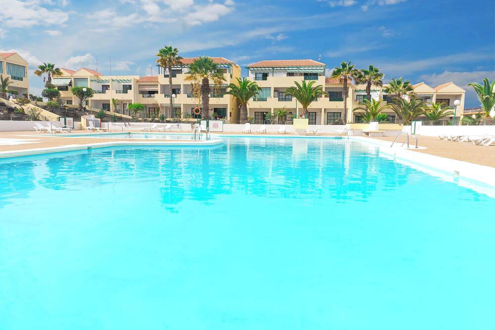 Entire apartment, \"Casa Miramar\" apartment with sea views, shared pools, private terrace and Wi-Fi in Costa de Antigua, Antigua