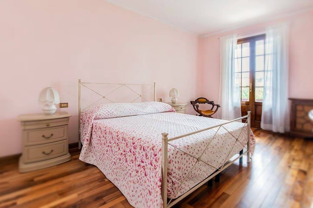 Spacious Villa by the Sea with Garden, King Suite and Porch in Lido di Camaiore, Camaiore