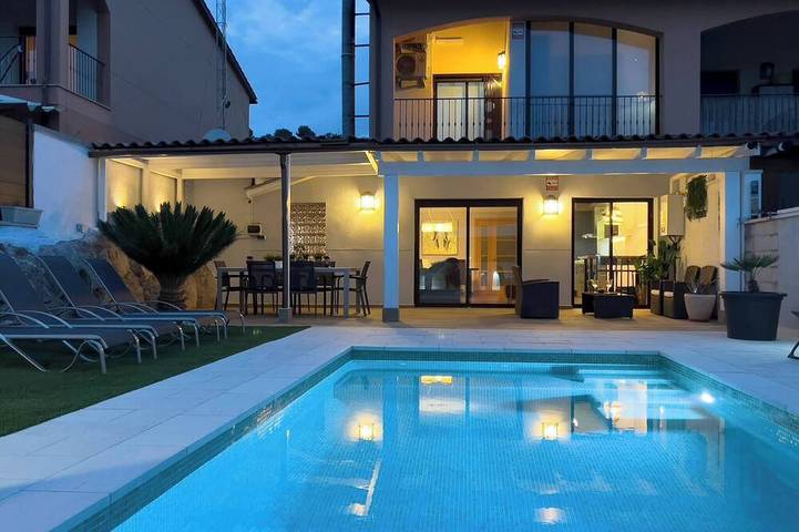 Villa pour 8 personnes, avec jardin et balcon à Olivella