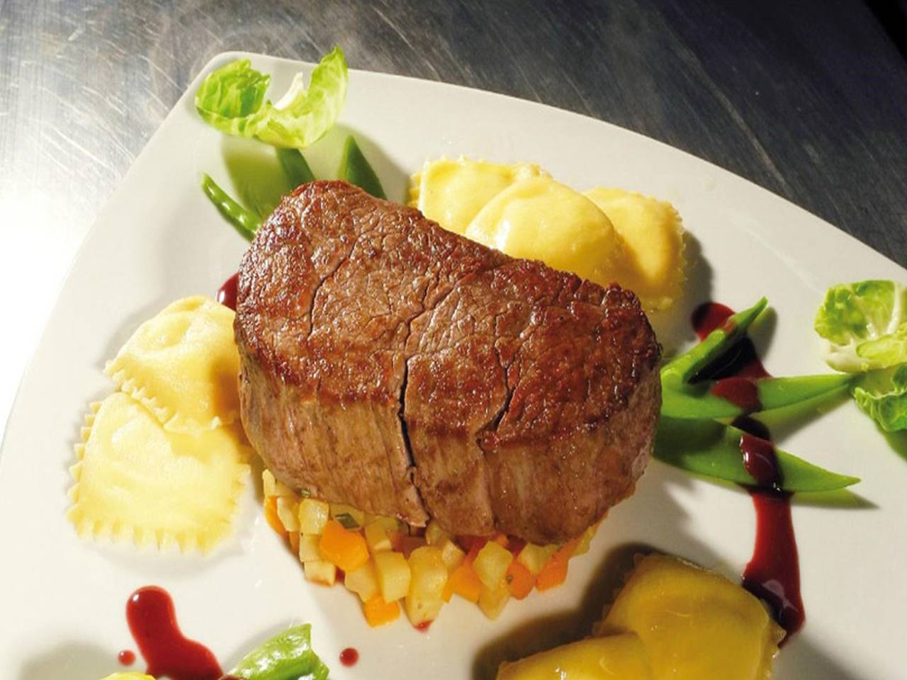 Hotel Waldeck mit Restaurant Florian 'S - Junior-Suite, 40qm mit Dusche/Wc und teilw. Balkon in Suedlicher Schwarzwald, Feldberg