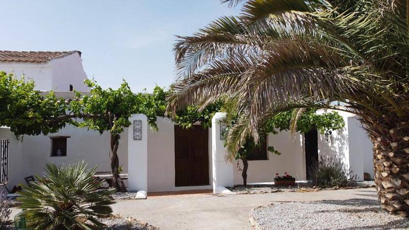 Alojamiento y desayuno para 4 personas, con piscina además de vistas y jardín en Comarca de Baza - 2