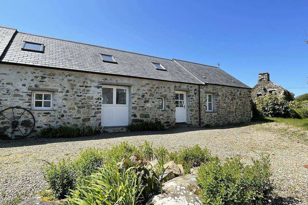 Stylish, family friendly Pembrokeshire Bluestone Barn in idyllic coastal setting in Goodwick, Pembrokeshire