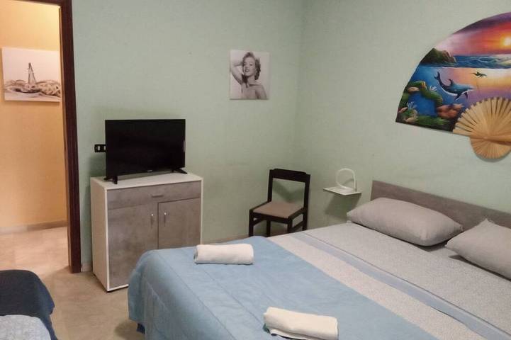 Apartamento entero, Saturn vacation home.  It is located within walking distance of the sea, 150 meters from the center in Milazzo, Provincia de Messina