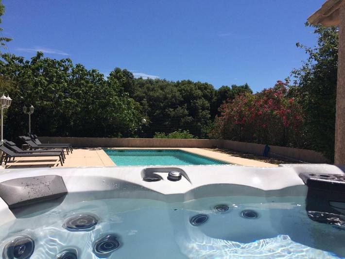 Chambre d’hôte pour 2 personnes, avec Jacuzzi et Terrasse ainsi que Jardin et Piscine
