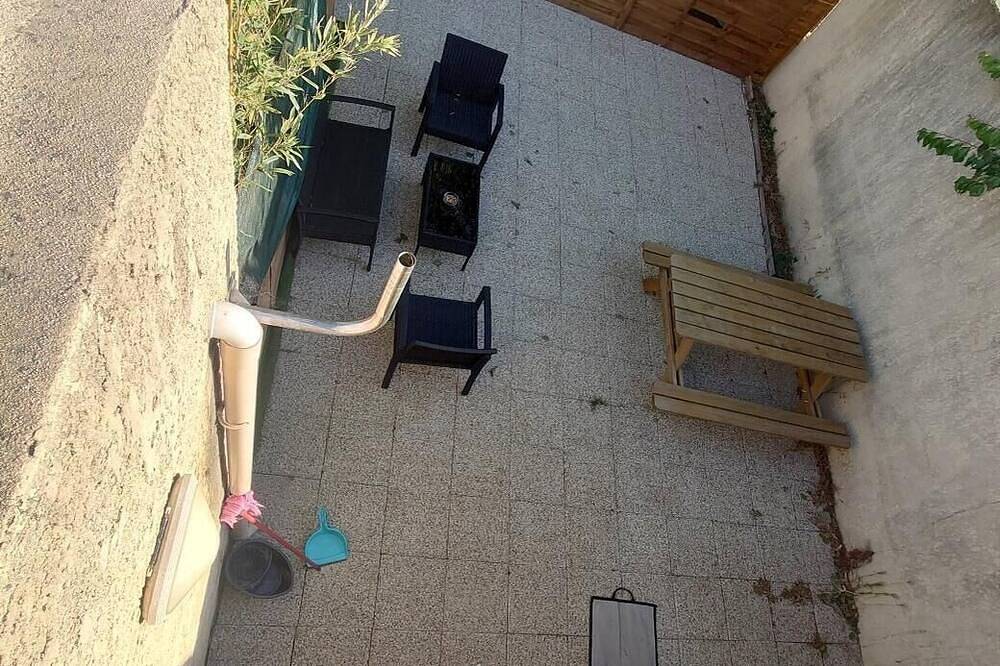 Entire apartment, Single apartment sleeping 4 in Miramas, Istres region