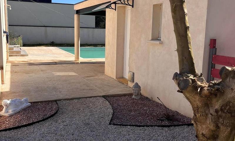 Gîte pour 2 personnes, avec terrasse ainsi que piscine et jacuzzi dans Franquevaux - 3