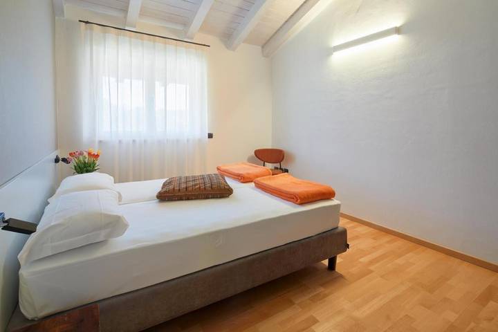 Apartamento entero, Apartamento 'Lilium' con vistas a la montaña, Wi-Fi y aire acondicionado in Varone, Riva del Garda