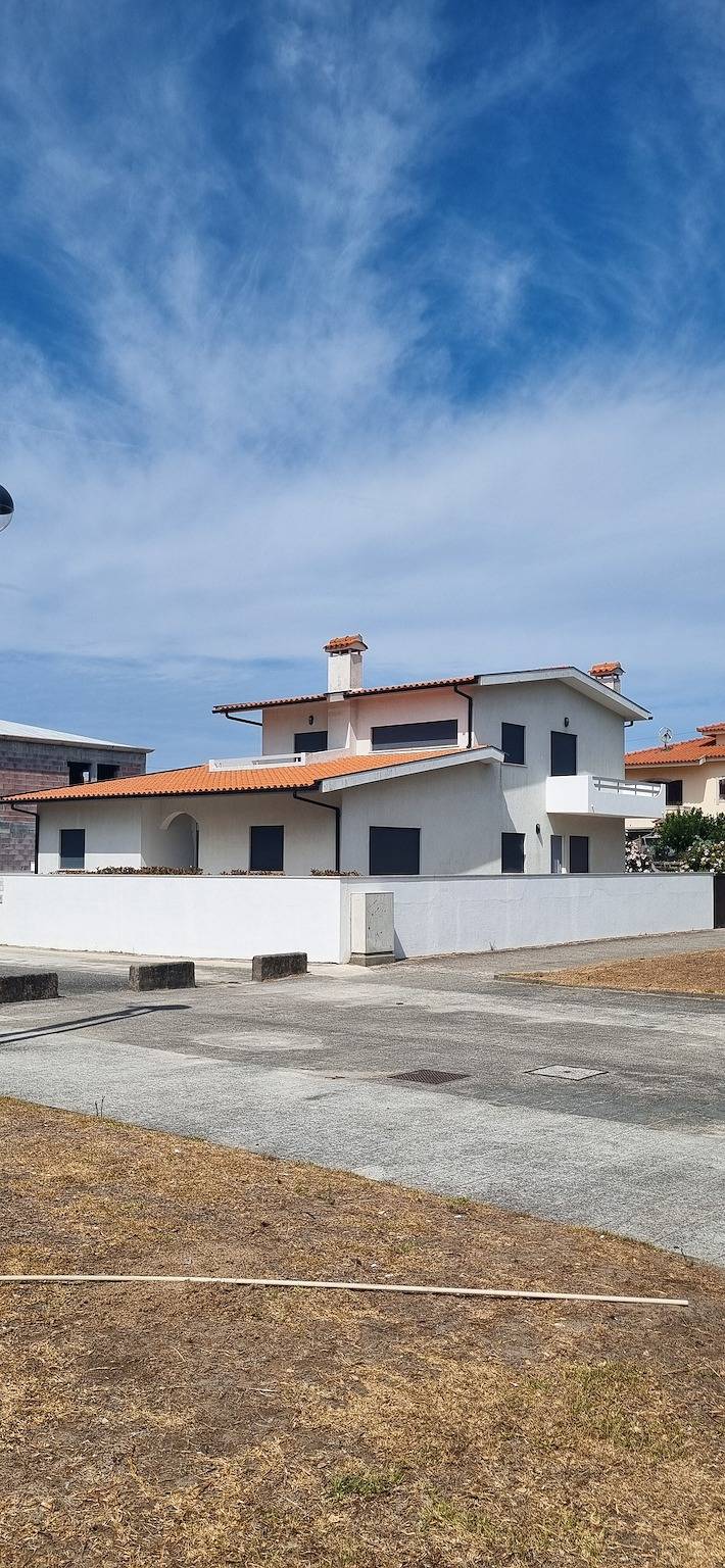 Moradia 'Casa Casais' con terraza privada, jardín privado y Wi-Fi in Praia da Amorosa, Chafé
