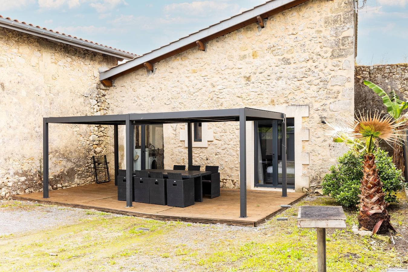 Holiday Home 'Gîte Loft' with Shared Pool, Communal Terrace and Wi-Fi in Saint-Caprais-de-Bordeaux, Bordeaux region