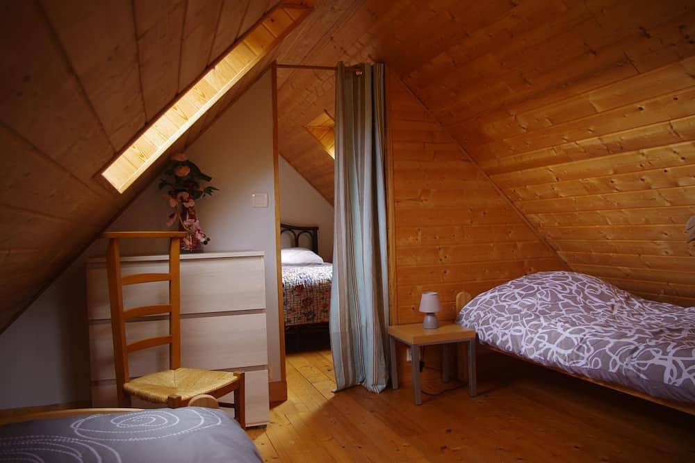 La Mer à pied, maison en bois nichée dans la verdure. in Roscanvel, Région de Châteaulin