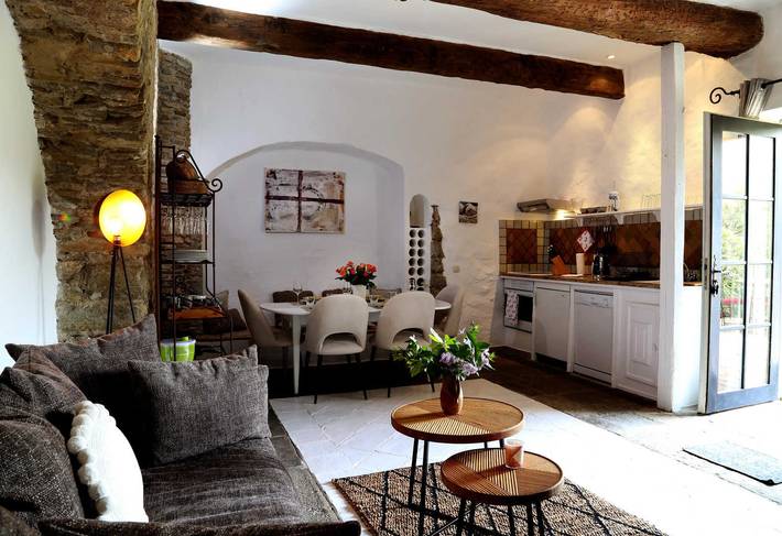 Gîte pour 5 personnes, avec piscine et terrasse