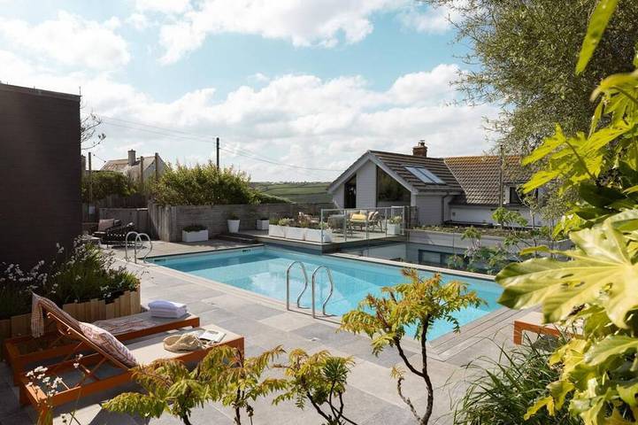 Cottage for 12 people, with Hot tub and Garden as well as Pool in Mawgan Porth