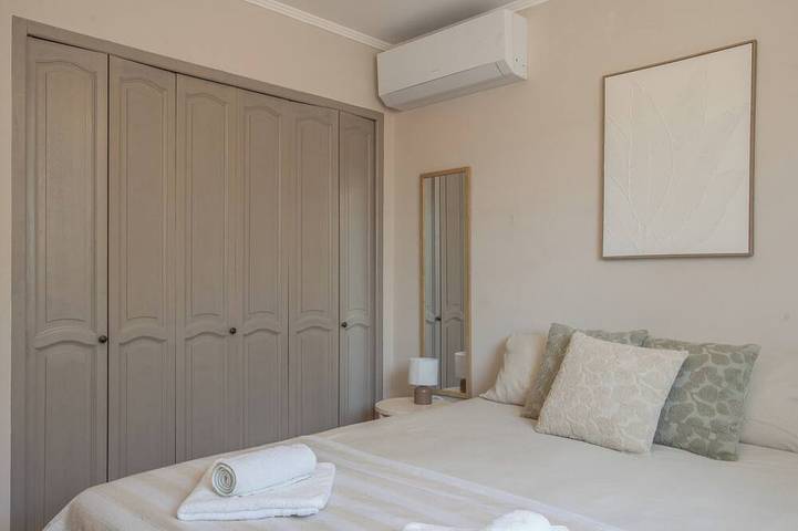 Entire apartment, Appart Limonella - Appart avec terrasse et clim in Fontvieille, Arles region