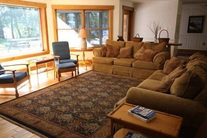 Vacation rental for 18 people, with hot tub and yard in Lake George