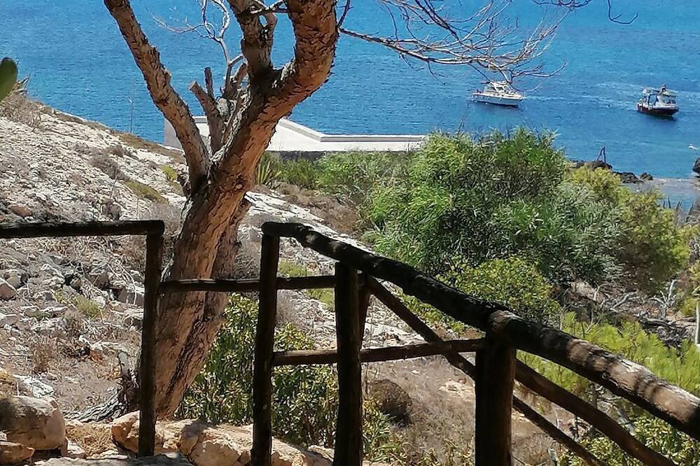 Dammuso detached cottage with garden a few meters from the sea in Lampedusa in Lampedusa e Linosa, Pelagische Inseln