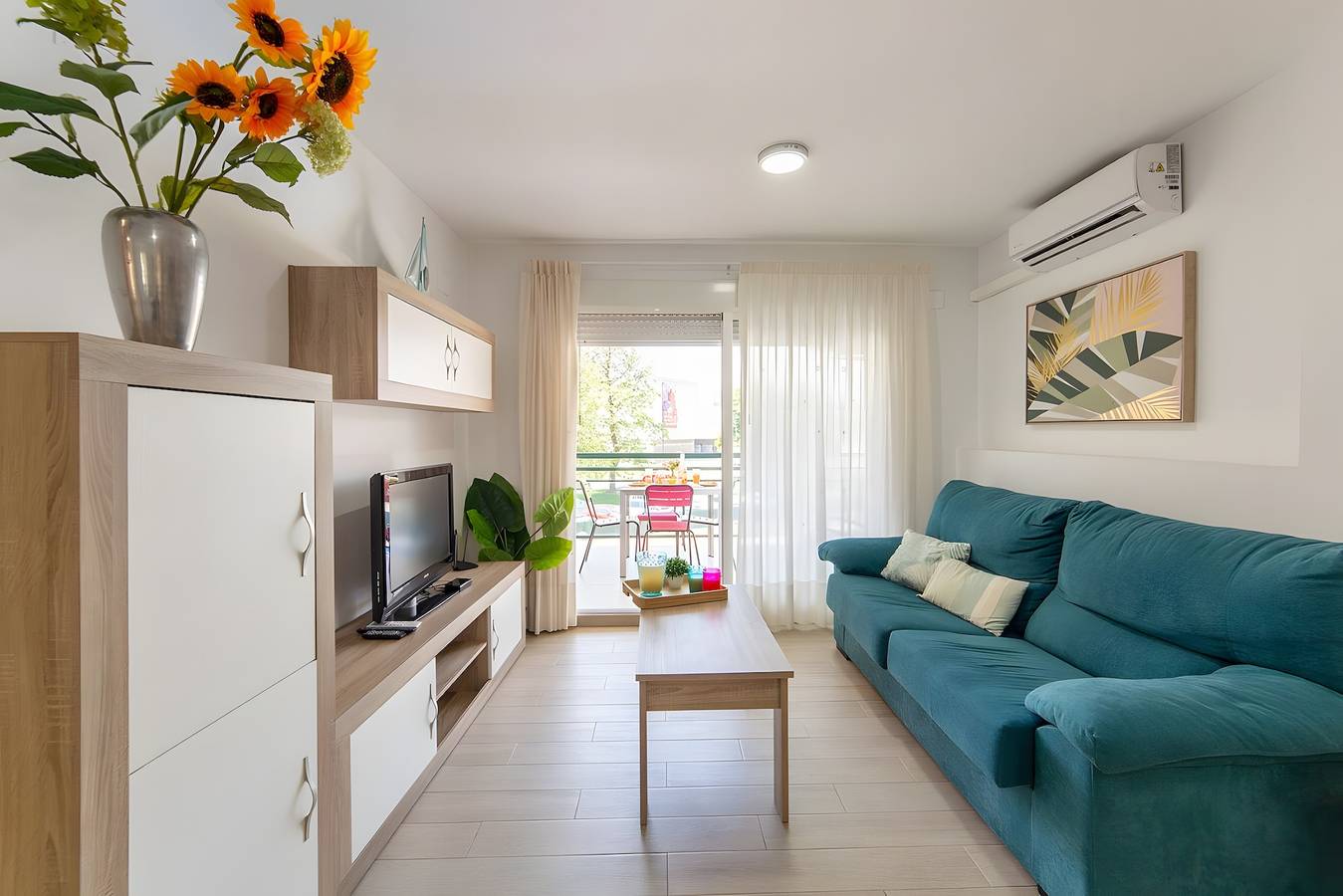 Entire apartment, Apartment 'Calma Mar' with Shared Pool, Wi-Fi and Air Conditioning in Playa de Gandía, Costa de Valencia