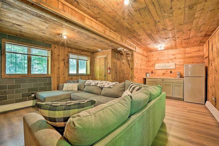 Log cabin for 8 people, with hot tub and pool as well as terrace in Vermont
