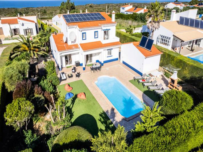Casa de férias para 8 pessoas, com jardim e piscina e ainda terraço em Vale de Telha