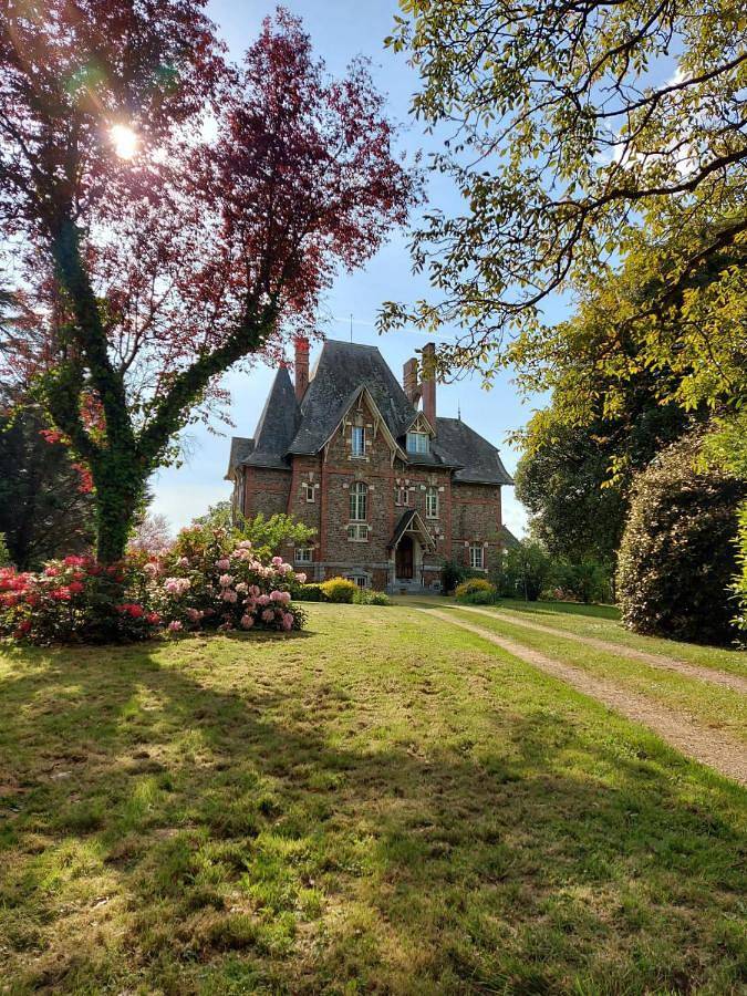 Gîte pour 2 personnes, avec Jacuzzi et Terrasse ainsi que Jardin et Piscine à Bouère