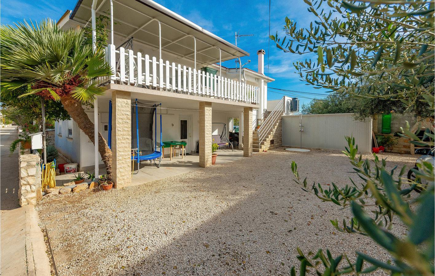 Geheel vakantieappartement, Appartement aan het strand met WiFi, AC, parkeerplaats & terras in Vir