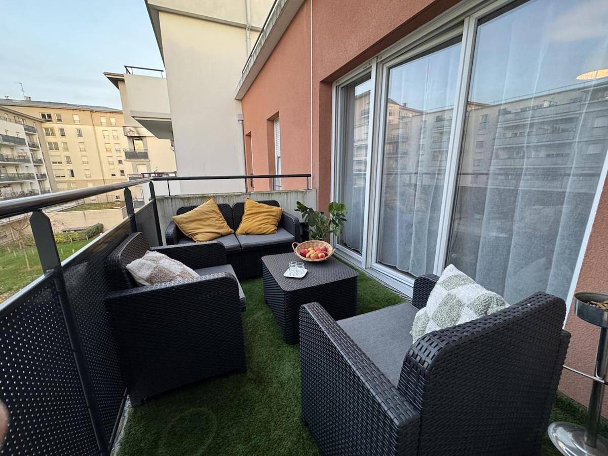 Appartement entier, Modern and cozy Stay I Terrace and Parking I 10 min by car Orly airport I Quick access to Paris in Thiais, Val-de-Marne