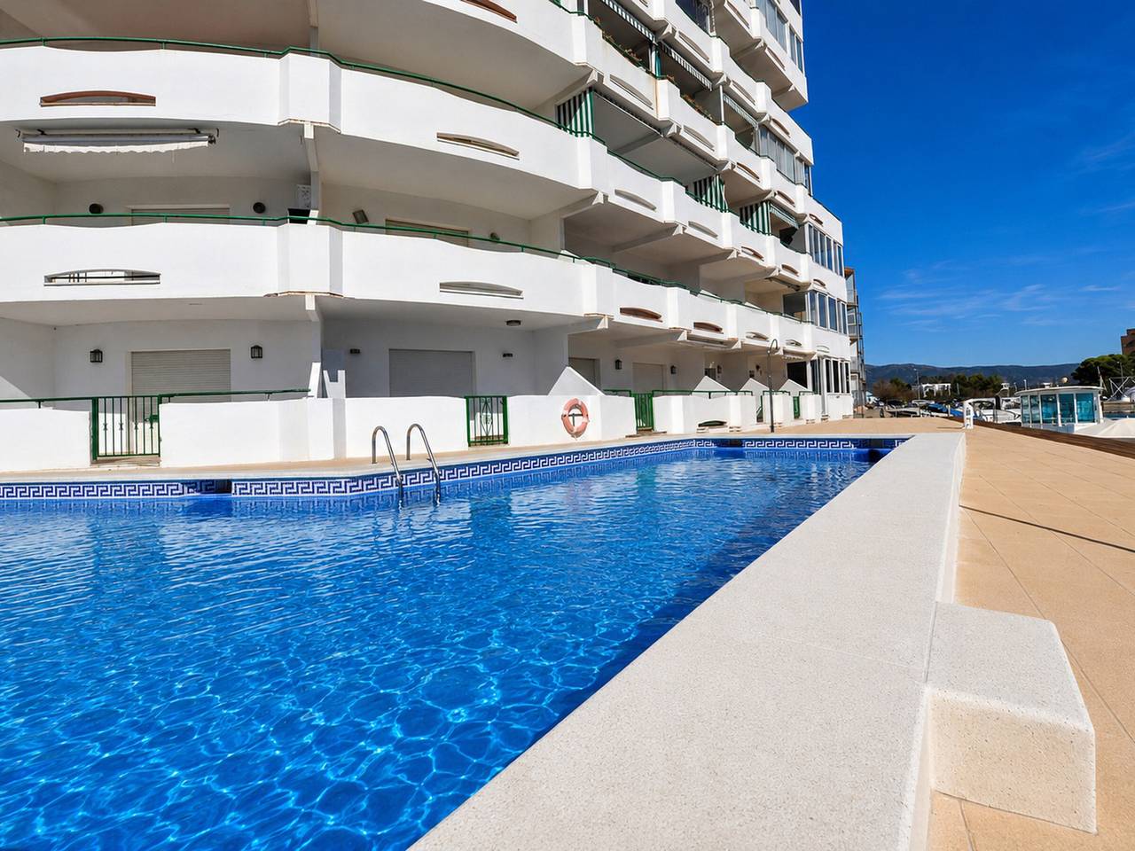 Appartement entier, Appartement lumineux à Roses avec piscine commune – 2 chambres, terrasse, proche centre, pour 6 pers. in Santa Margarida, Roses