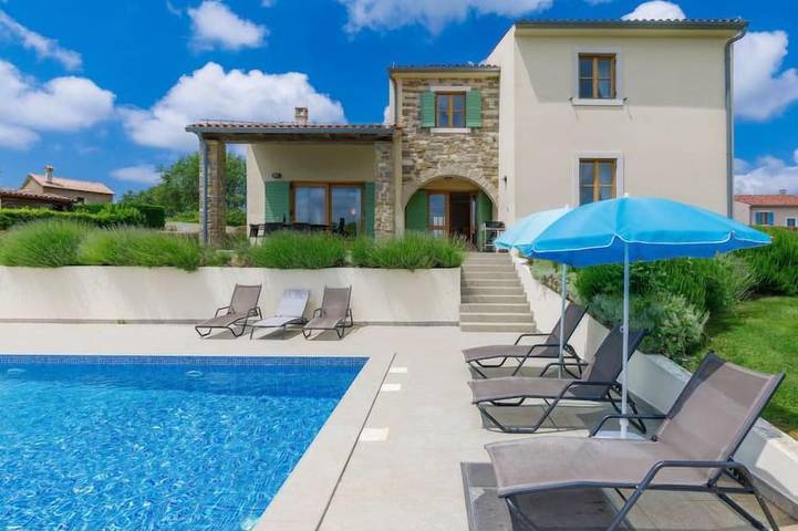 Ferienhaus für 8 Personen, mit Garten und Pool