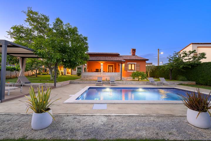Villa pour 4 personnes, avec piscine ainsi que jardin et terrasse à Barbariga