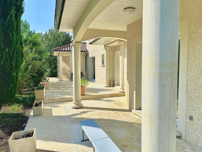 Gîte pour 2 personnes, avec vue ainsi que terrasse et jardin à Villefontaine - 2