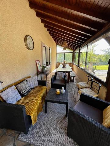 Gîte pour 6 personnes, avec terrasse et vue à Eyliac
