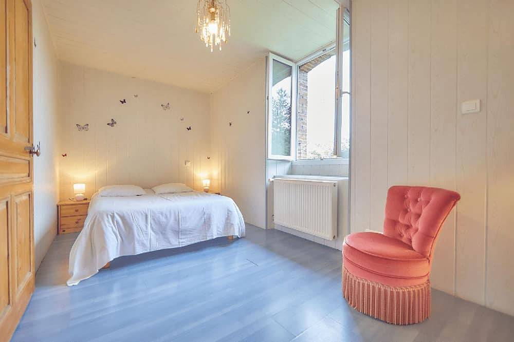 Gite des flâneurs du Jura: Large holiday home for 15 people near Arbois.<br>Land, c in Villette-lès-Arbois, Jura