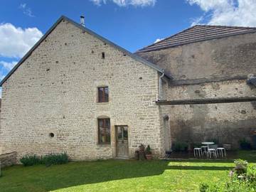 Gîte pour 5 personnes, avec terrasse ainsi que jardin et piscine, adapté aux familles à Melay