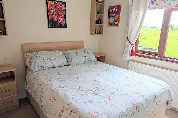 Riverside Wooden Lodge with amazing views of the River Avon, Stratford-upon-Avon in Stratford upon Avon, Warwickshire