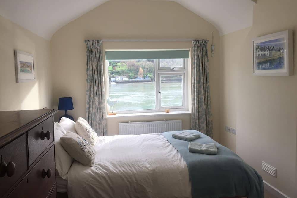 Beautiful, Modern Cottage, A Stone's Throw Away From The Water's Edge in Menai Bridge, Isle of Anglesey