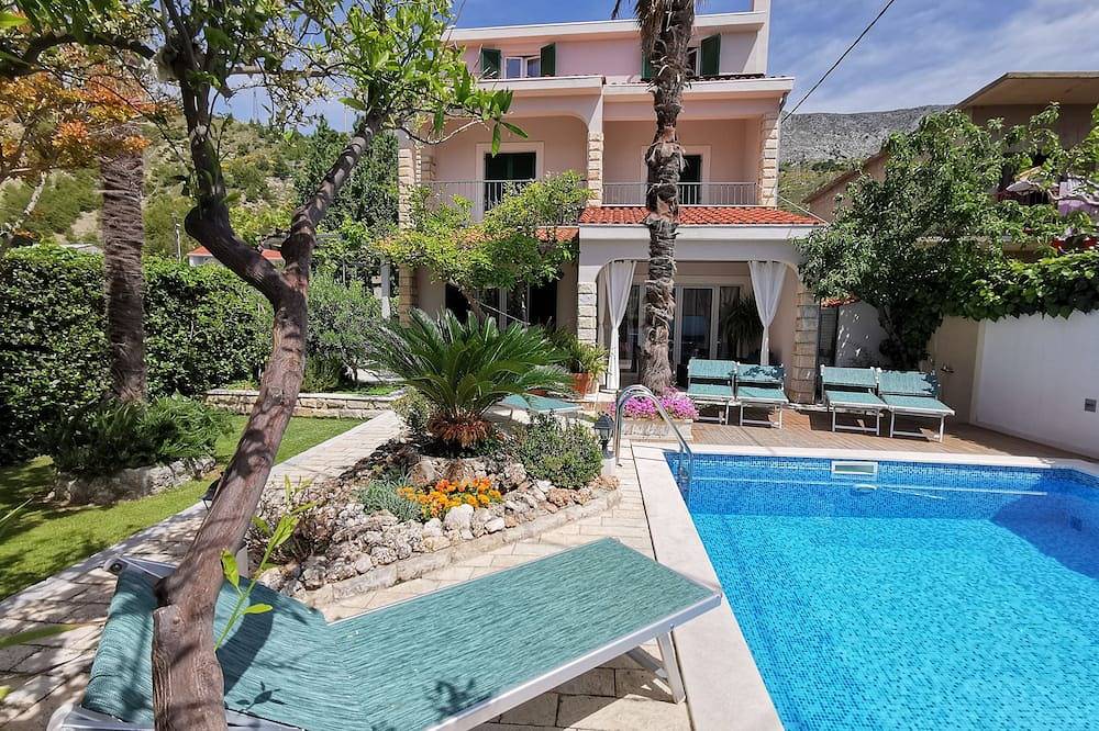 Seafront villa, sandy beach, heated pool, sauna, fitness,.. in Dugi Rat, Split-Dalmatien