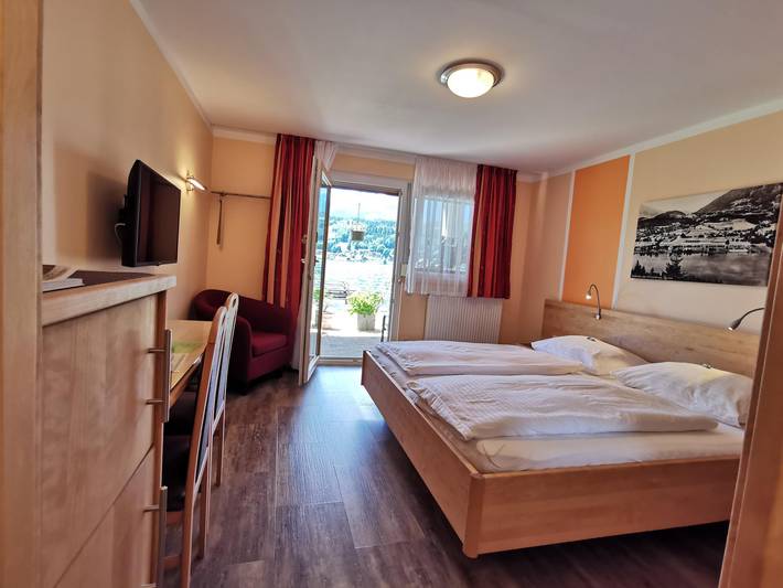 Zimmer für 2 Personen, mit Terrasse und Pool sowie Seeblick und Garten - 1