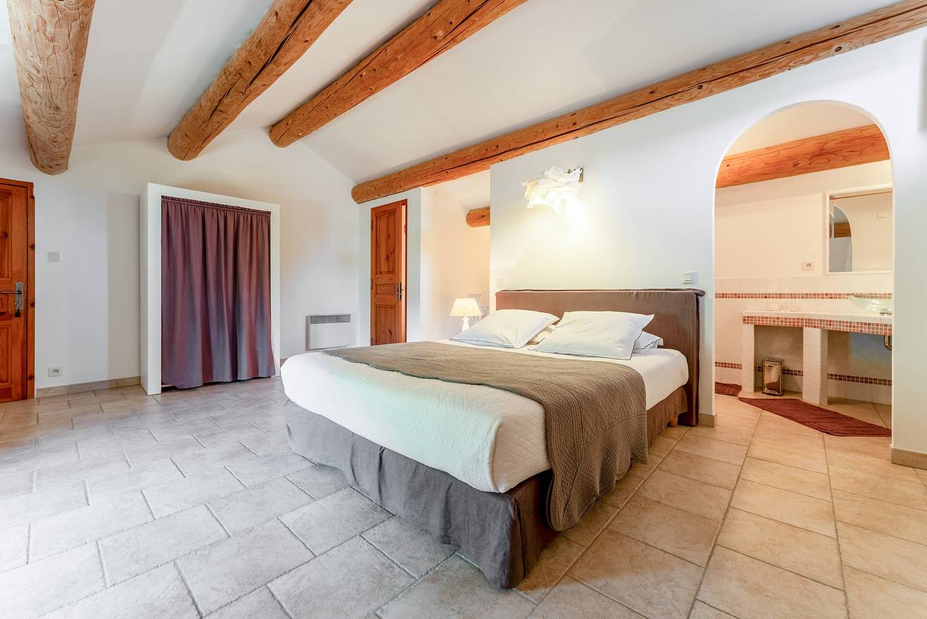 Chambre d’hôtes « Chambre Au Levant » avec terrasse partagée, Wi-Fi et climatisation in Violès, Vaucluse