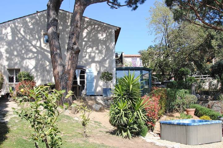 Ferienhaus für 6 Personen, mit Balkon und Whirlpool sowie Garten