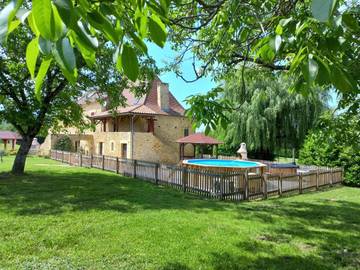 Location de vacances pour 6 personnes, avec piscine ainsi que vue et jardin à Siorac-en-Périgord
